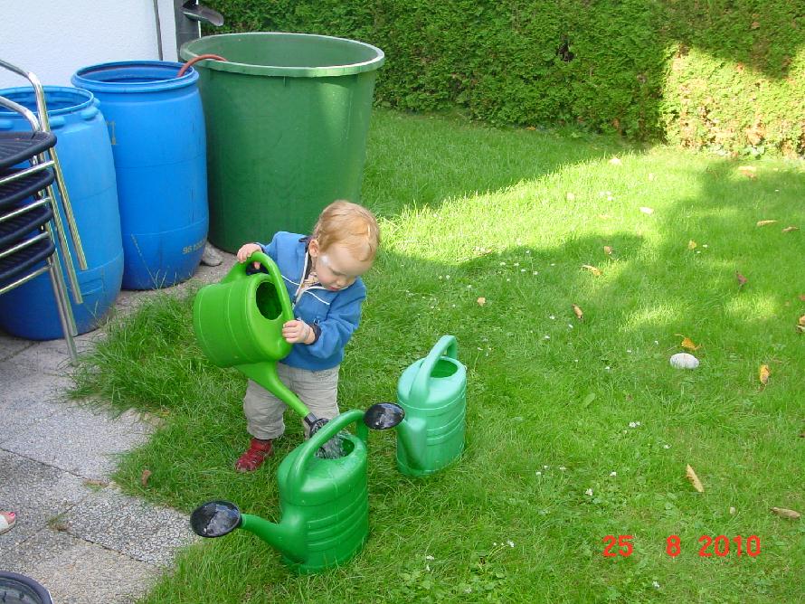 Emil gießt im Garten